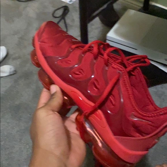 all red vapormax plus
